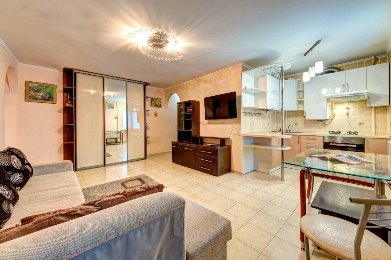 Apartments Near The Nsc Olympic キエフ エクステリア 写真